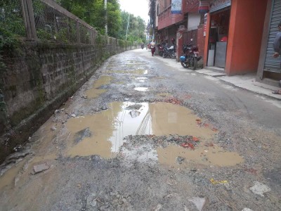 एक वर्षदेखि मर्मतको पर्खाइमा बौद्ध स्तुप क्षेत्रको सडक       